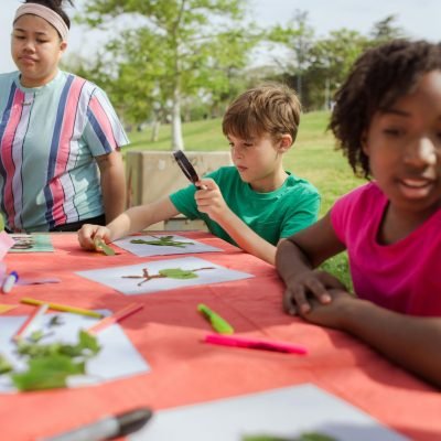 kids doing leaf art
